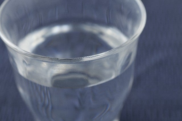 コップ一杯の水