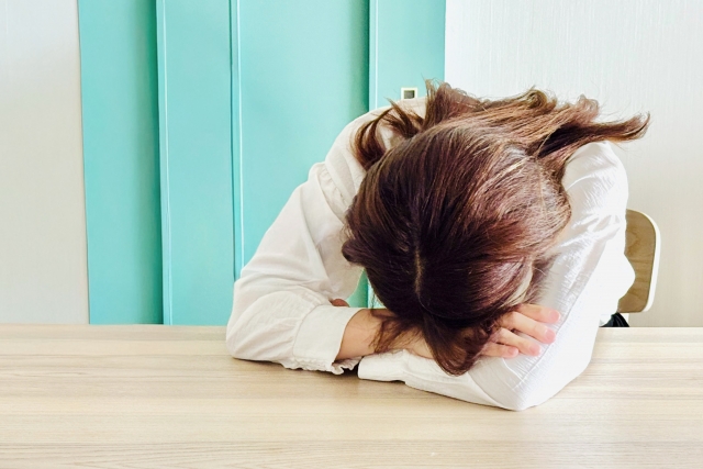 疲れて寝ている女性